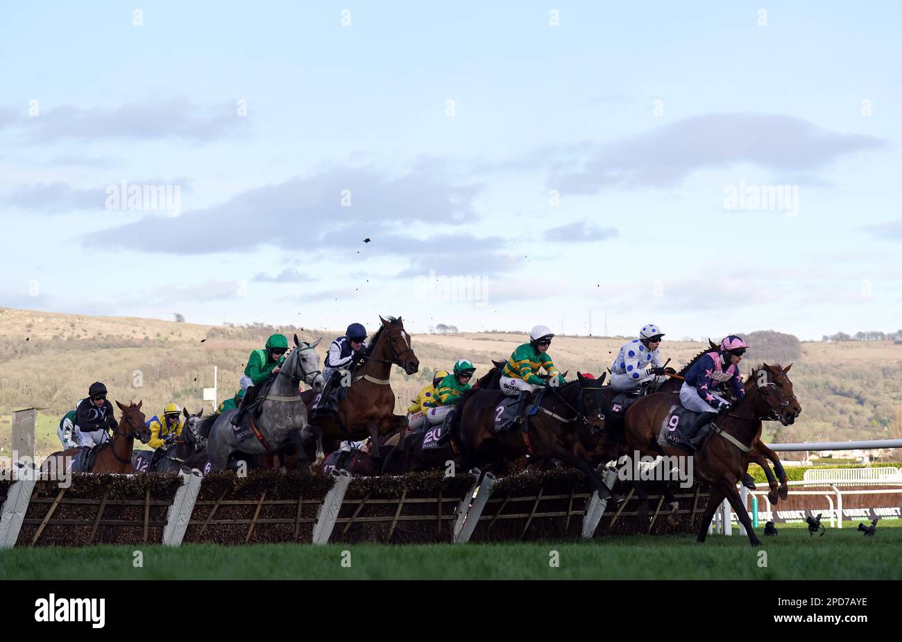 Les coureurs et les cavaliers pendant le Bootles Juvenile Handicap s'hissent le premier jour du Cheltenham Festival à Cheltenham Racecourse. Date de la photo: Mardi 14 mars 2023. Banque D'Images