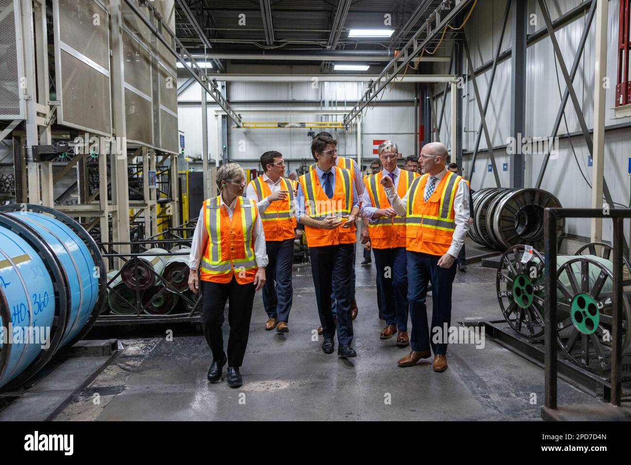 Le premier ministre Justin Trudeau parcourt la chaîne de production de l'usine de pneus Michelin de Bridgewater, en Nouvelle-Écosse, mardi, 14 mars 2023. LA PRESSE CANADIENNE/Riley Smith Banque D'Images