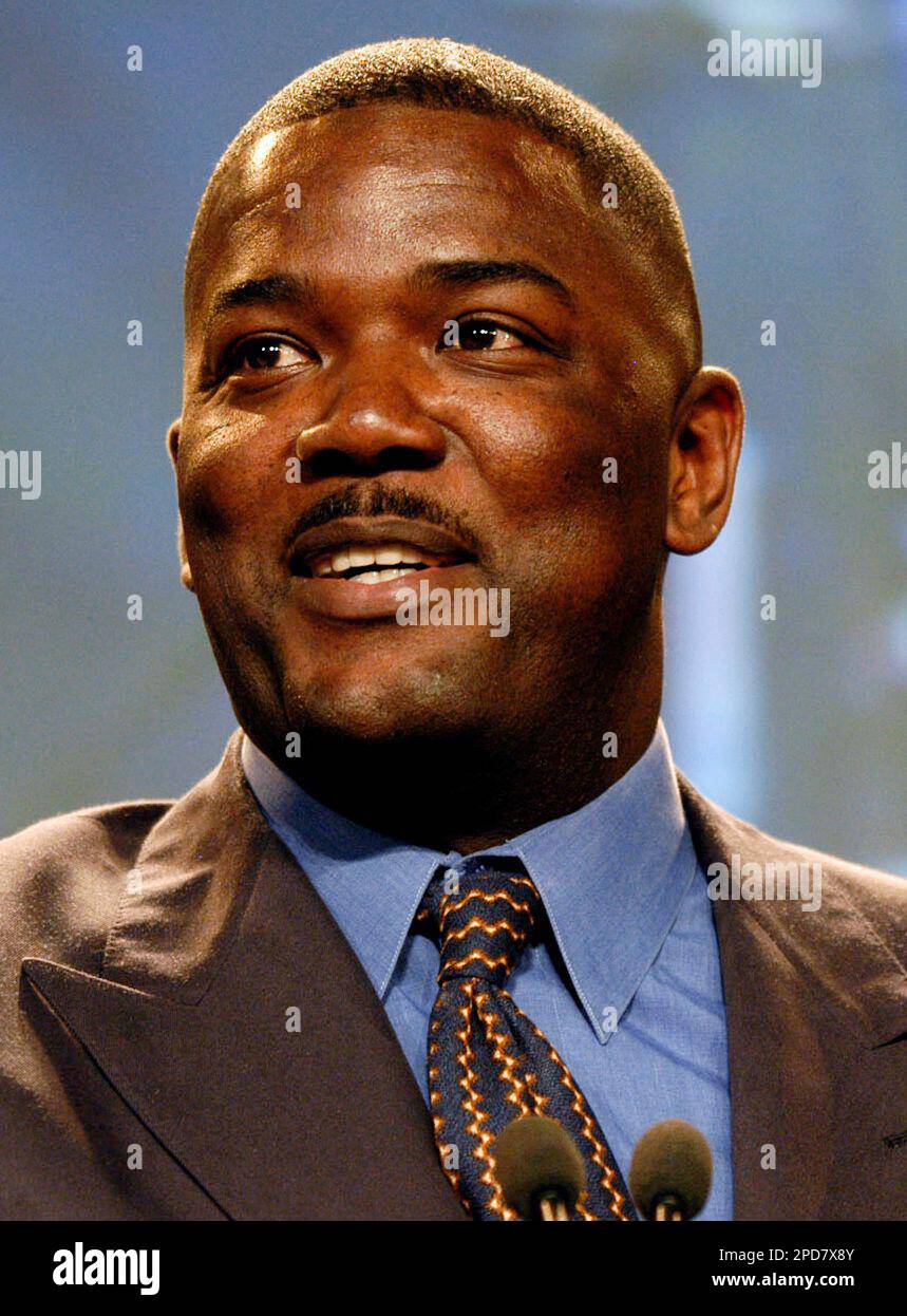 Former Detroit Pistons star Joe Dumars speaks in this May 12, 2003 photo, at the Michigan Sports Hall of Fame 49th annual induction ceremony at Ford Field in Detroit. Joe Dumars, a steady player at both ends of the court who spent his entire 14-season career with the Detroit Pistons, has been elected to the Basketball Hall of Fame, a source told The Associated Press on Saturday. AP Photo/John F. Martin) Banque D'Images