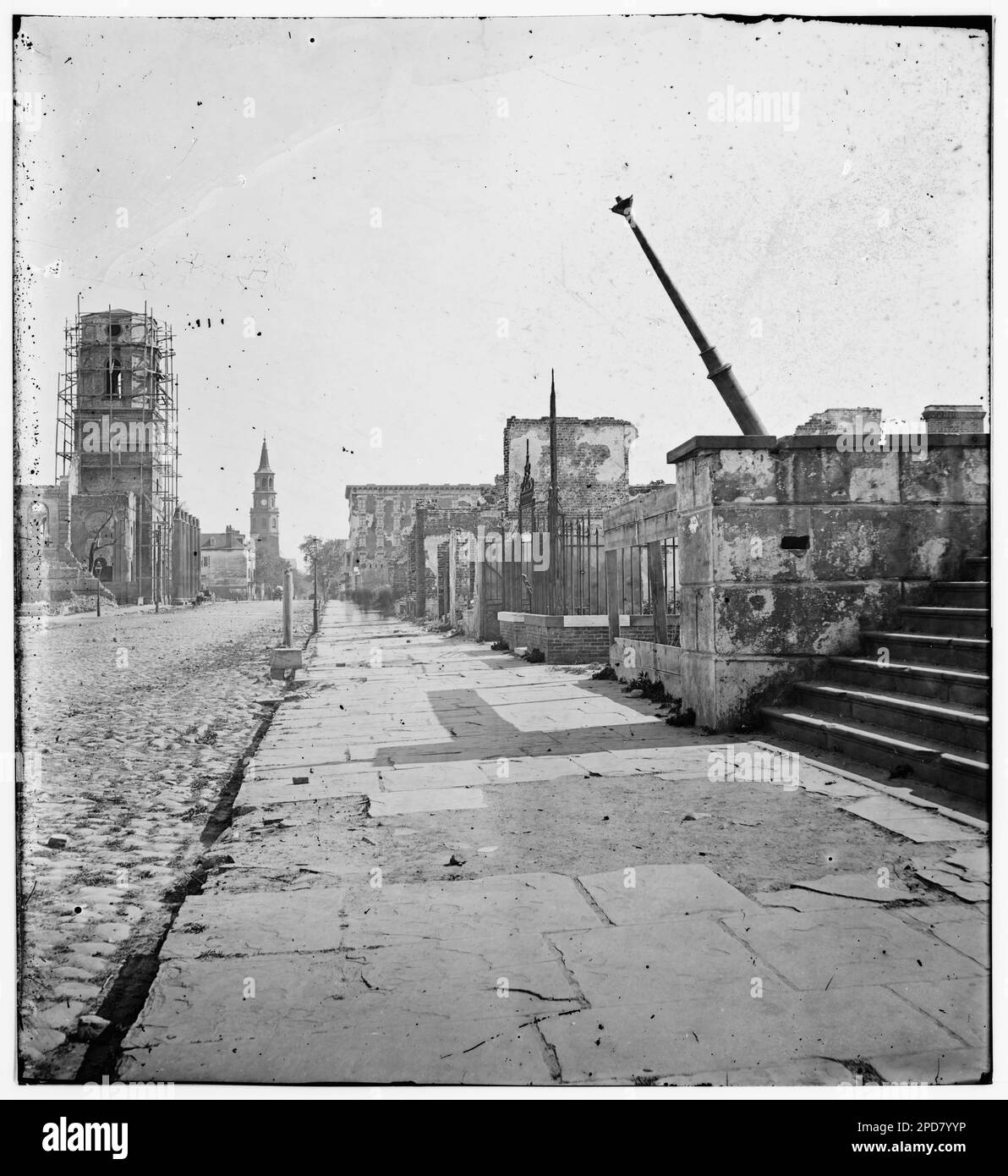 Charleston, Caroline du Sud. Meeting Street, vue sud, montrant St. L'église de Michael, la maison des Mills, les ruines de l'église circulaire. Photographies de guerre civile, 1861-1865 . États-Unis, Histoire, Guerre civile, 1861-1865. Banque D'Images