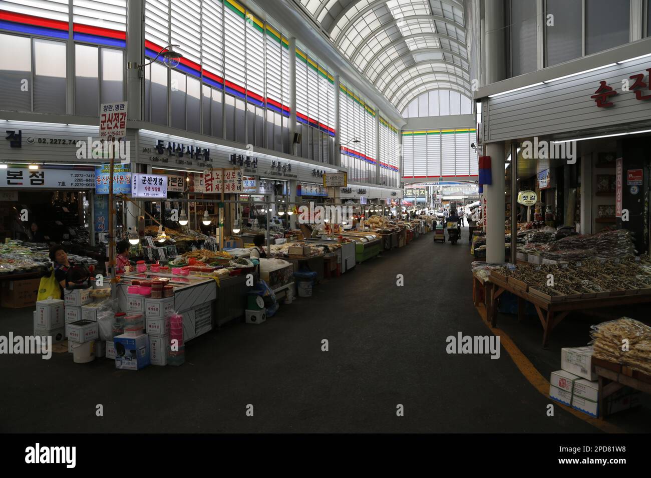 Marché alimentaire couvert à Séoul, en Corée Banque D'Images