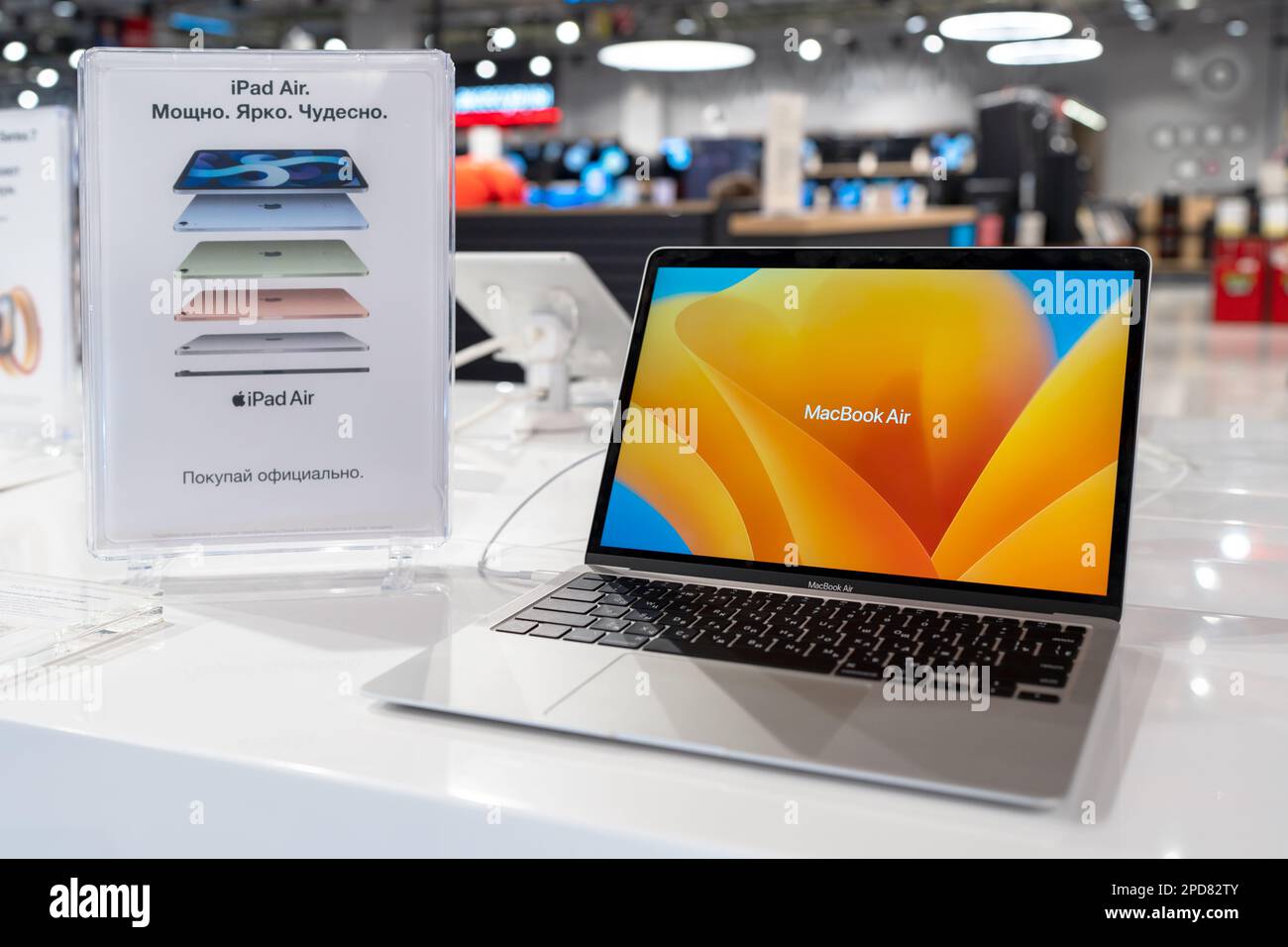 Vente d'Apple MacBook Air en magasin. Minsk, Bélarus, 2023 Banque D'Images