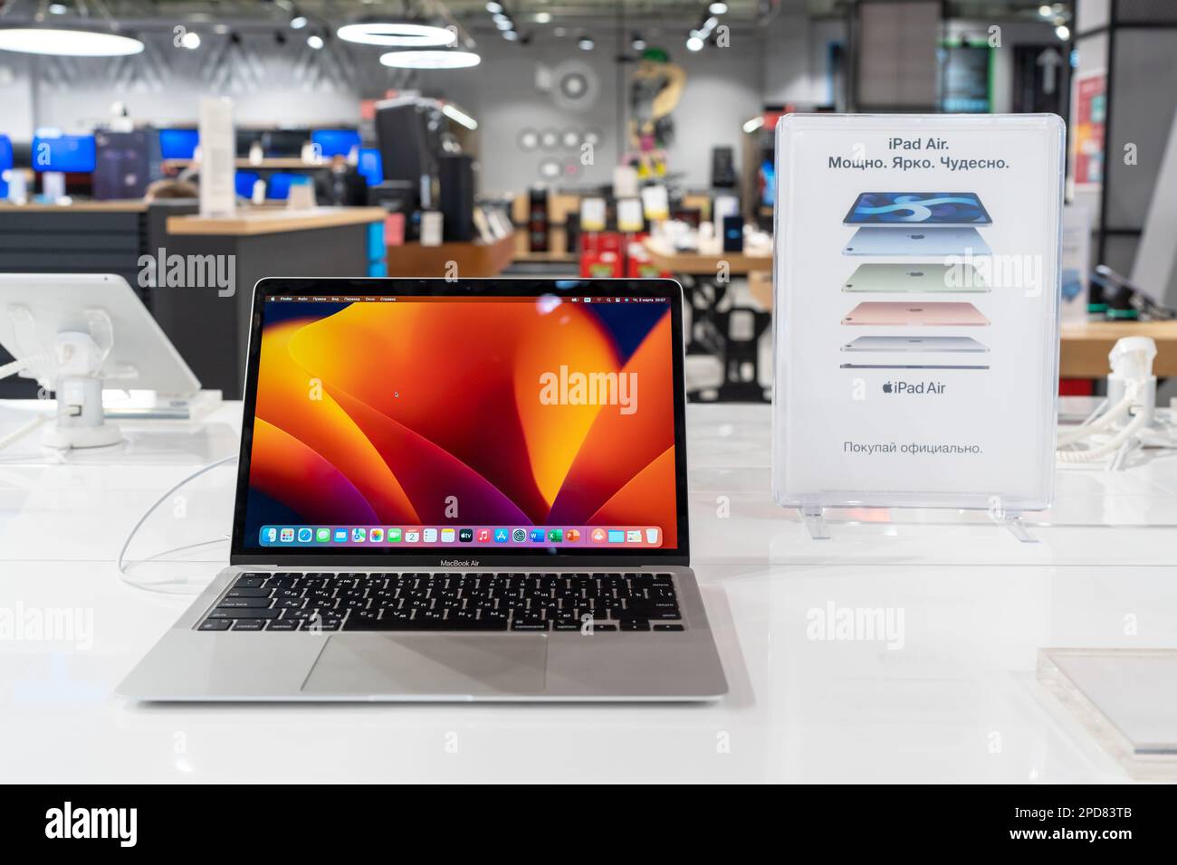 Vente d'Apple MacBook Air en magasin. Minsk, Bélarus, 2023 Banque D'Images