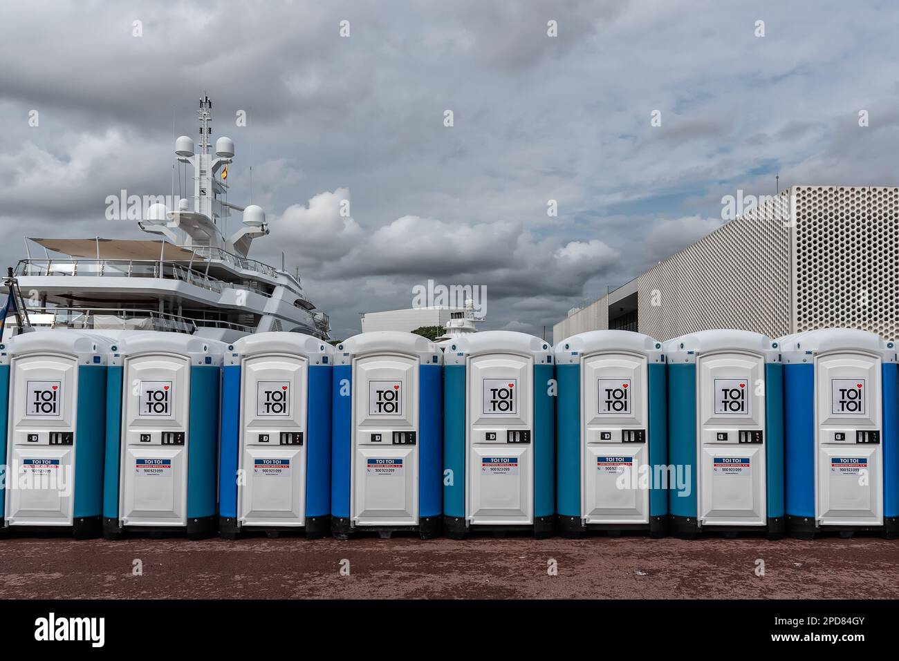 Barcelone, Espagne - 24 septembre 2022: Rangée de cabines de toilette portables dans une rue du port de Barcelone lors d'un festival local Banque D'Images