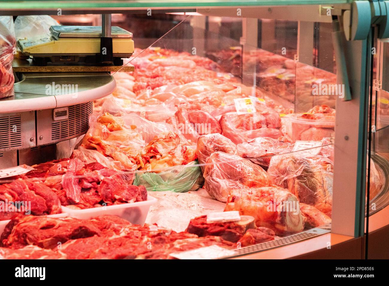 La viande est vendue au marché central de Riga, à Riga, en Lettonie Banque D'Images La viande est vendue au marché central de Riga, à Riga, en Lettonie Banque D'Images