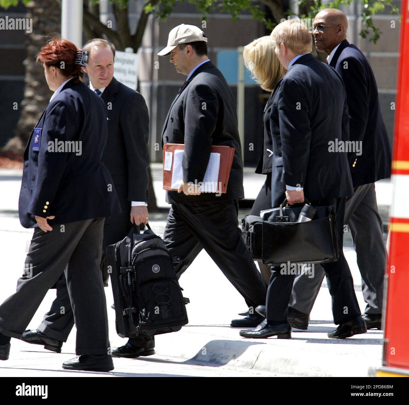 Former lobbyist Jack Abramoff, center, and one his attorneys Abbe Lowell, second from left, leave the federal courthouse in Miami after sentencing in the SunCruz fraud case Wednesday, March 29, 2006. Abramoff and former business partner Adam Kidan plead guilty last year to conspiracy and fraud charges stemming from their $147.5 million purchase of the SunCruz Casinos gambling fleet. To the right of Abramoff, face obscured, is his wife Pam (AP Photo/Lynne Sladky) Banque D'Images