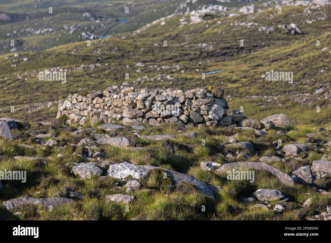 Murs en pierre d'un ancien bâtiment en ruines dans Rocky Bogland, Lewis, l'île de Lewis, Hebrides, Hebrides extérieures, Îles occidentales, Écosse, Royaume-Uni Banque D'Images