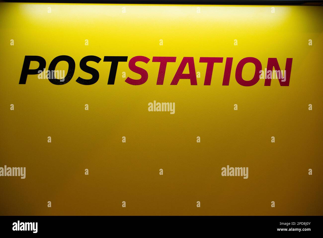 Logo POSTSTATION, Feature, photo symbolique, motif marginal, conférence de presse au bilan du Groupe Deutsche Post DHL à Bonn/Troisdorf sur 9 mars 2023. Banque D'Images