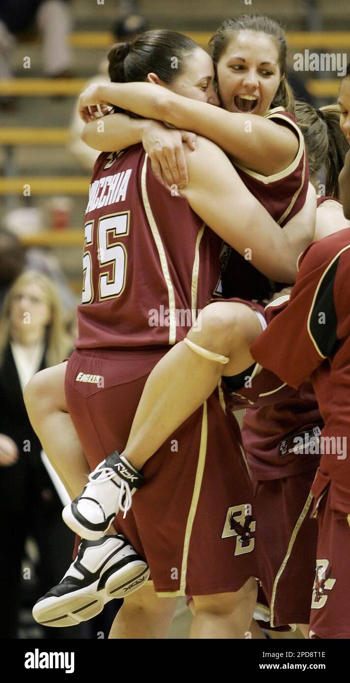 Boston College's Lisa Macchia, left, and Kindyll Dorsey celebrate after Boston College defeated Ohio State 79-69 in an NCAA second-round women's basketball tournament game in West Lafayette, Ind., Tuesday, March 21, 2006. (AP Photo/Seth Perlman) Banque D'Images