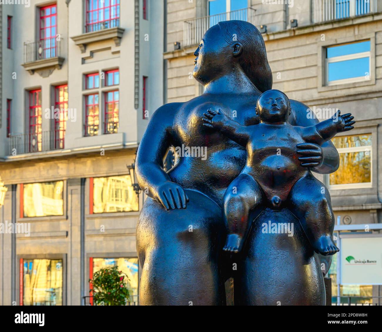Oviedo, Asturies, Espagne : sculpture nommée la Maternidad (la maternité) par Fernando Otero Banque D'Images