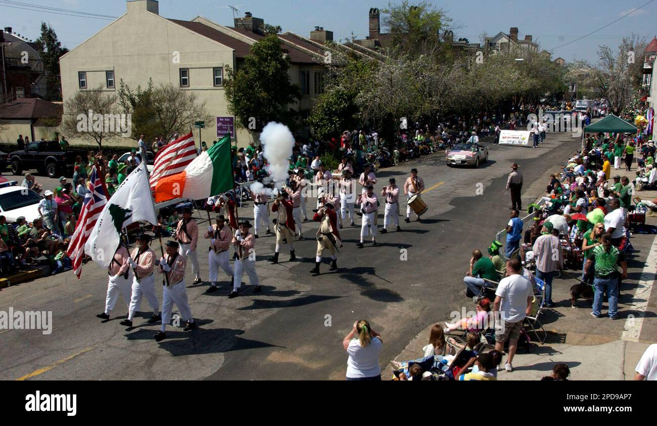 The Massachusetts Colonial Navy Pipe and Drum march Friday, March 17, 2006, in the St. Patrick's Day parade in downtown Savannah, Ga. Hundreds of people lined the streets, sipping Bloody Marys beneath the live oaks and resting in folding chairs two rows deep for the city's parade, second only to New York in size. (AP Photo/Stephen Morton) Banque D'Images