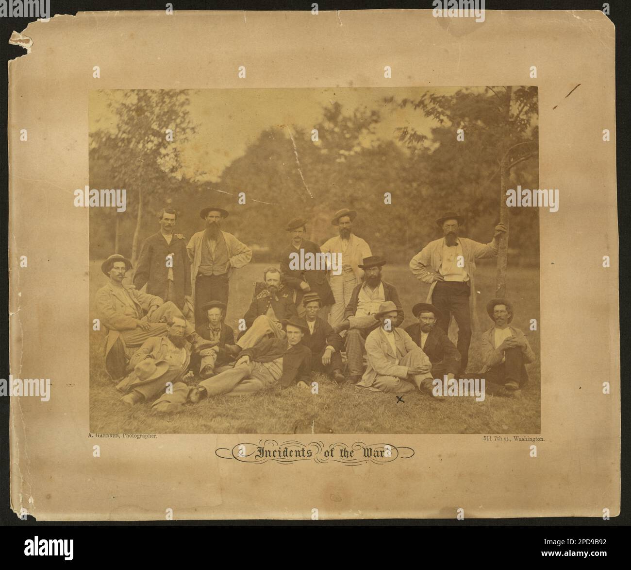 Incidents de la guerre / A. Gardner, photographe. Titre de l'article, négatif correspondant déposé sous la cote LC-B817-7294, sujet des photographies de la guerre civile, 1861-1865 / compilé par Hirst D. Milholden et Donald H. Mugridge, Washington, D.C. : Bibliothèque du Congrès, 1977, no 270, debout, de gauche à droite: James Doughty, James Cammack?, inconnu, Henry W. Dodd, inconnu, inconnu. Assis : John Irving, lieutenant Robert Klein, 3D Indiana Cavalry, Dan Cole. Au sol : Dan Plue, fils du lieutenant Klein, W. J. Lee, inconnu, [ ] Bois, Sanford Magee, John W. Langdon, case d'accession no DLC/PP-1980:192. Scouts militaires Banque D'Images