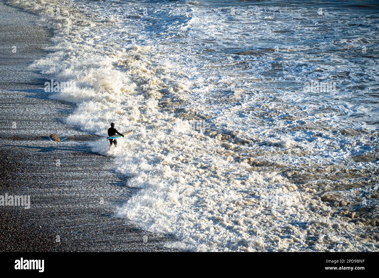 Birling Gap, West Sussex, Royaume-Uni. 14th mars 2023. L'homme contre la nature comme un surfeur solitaire brave les mers bâclées et de surfer dans le soleil de fin d'après-midi. Le temps sur la côte sud était ensoleillé et venteux, ce qui permettait de faire du surf revigorant en hiver. Crédit : Julian Eales/Alay Live News Banque D'Images