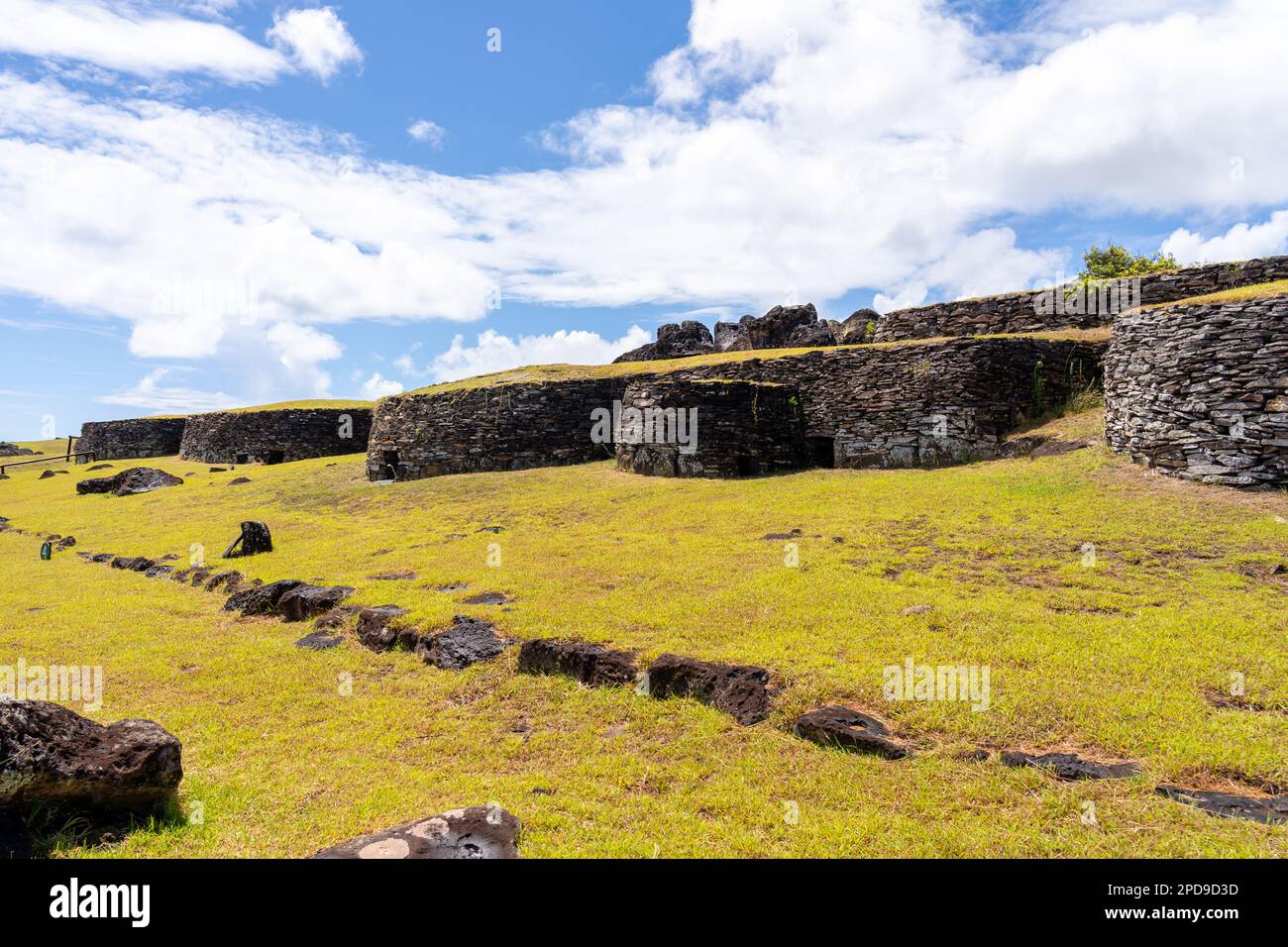 Maisons en pierre restaurées à Orongo sur l'île de Pâques (Rapa Nui), Chili. Orongo est le village cérémoniel utilisé par les gens de Rapa Nui pendant l'ère birdman Banque D'Images
