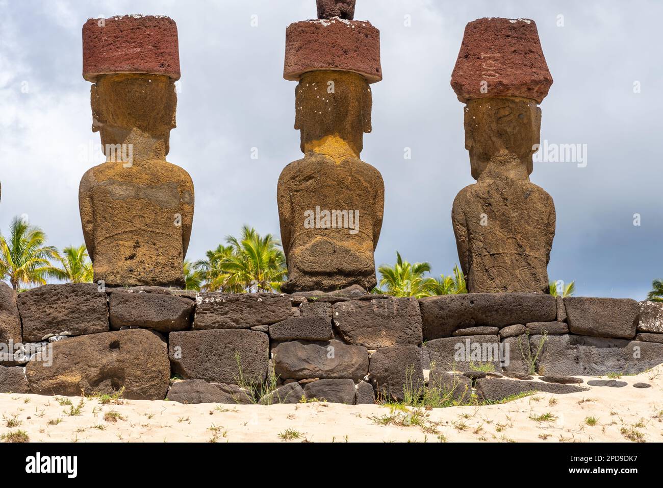 Vue arrière de 3 douves sur AHU Nau Nau montrant le détail des gravures sur le dos, île de Pâques, Chili. Banque D'Images