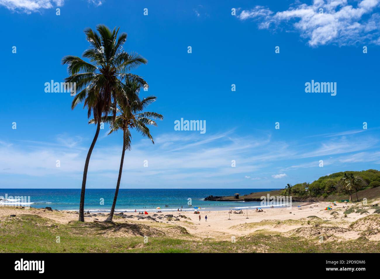 Île de Pâques, Chili - 5 mars 2023 : vue sur la plage d'Anakena sur l'île de Pâques (Rapa Nui), Chili. Anakena est la plus grande plage de sable de Rapa Nui Banque D'Images