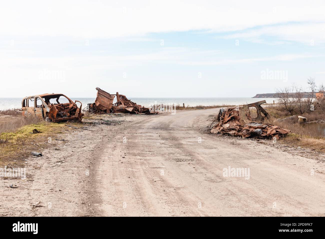 Des restes de véhicules brûlés et d'autres équipements militaires d'occupants russes sont visibles sur la rive de la plaine d'inondation du Dnieper, près de Kherson Banque D'Images