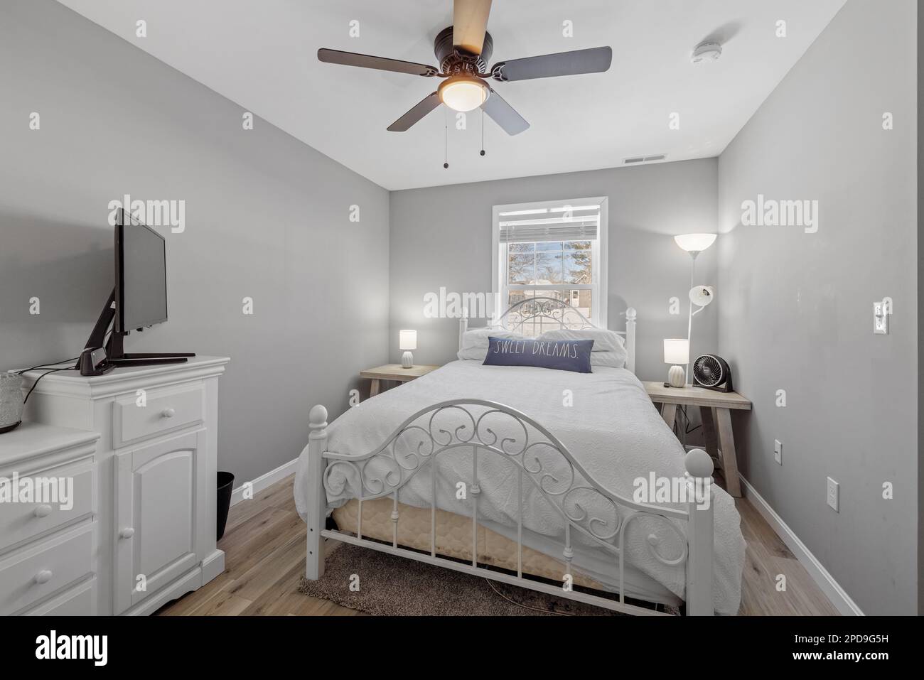 Cette chambre contemporaine dispose de parquet et de murs gris Banque D'Images