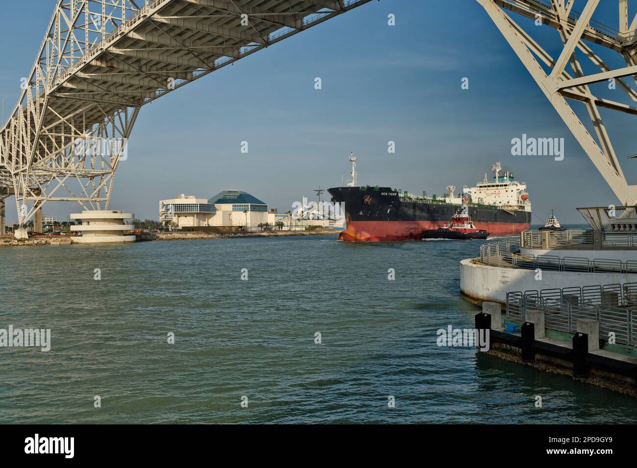 Huile chimique Tanker 'sea Tiger' se préparant à passer sous le pont du port de Corpus Christi, Texas State Aquarium. Banque D'Images
