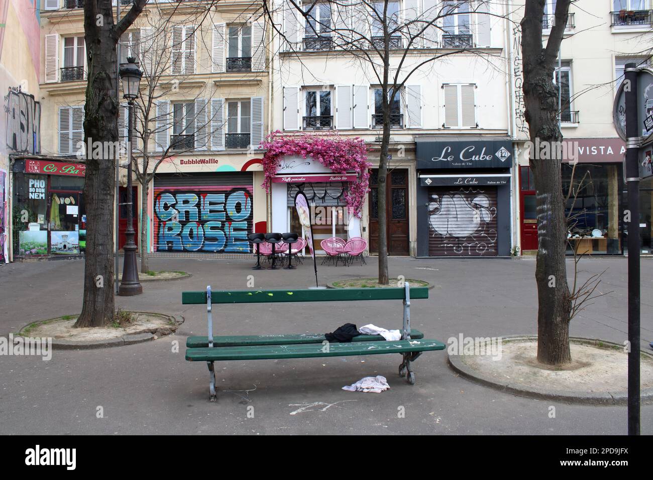 Vue abstraite d'un banc et de l'architecture française ici situé sur le Boulevard du Temple à Paris France. Banque D'Images