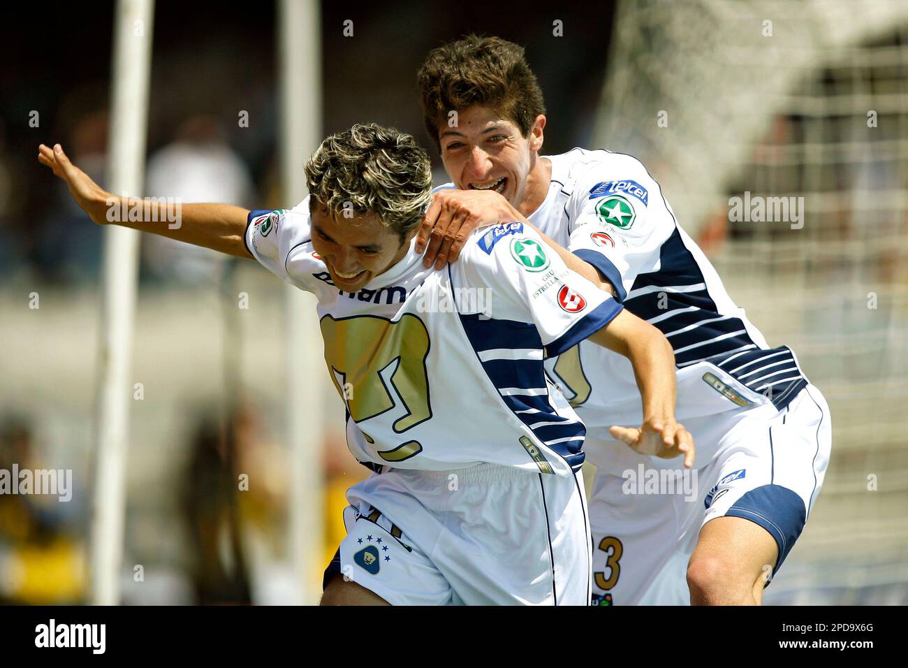 Pumas' soccer player Jose Luis Lopez " Parejita" , front, is congratulated by his teammate Marco Palacios after Lopez scored a goal against Morelia's team at the Universitary stadium in Mexico City, Mexico, on Saturday March 12, 2006 during their Mexico league championship soccer match. Pumas defeated Morelia 1-0. ( AP Photo/ Claudio Cruz) Banque D'Images