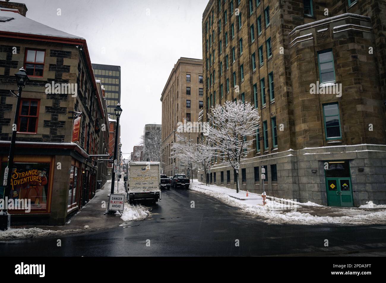 Photo vue sur prince Street depuis la rue Lower Water dans les profondeurs de l'hiver, flanquée de Dominion public Building, Mitchell House, Old Fire Station Banque D'Images