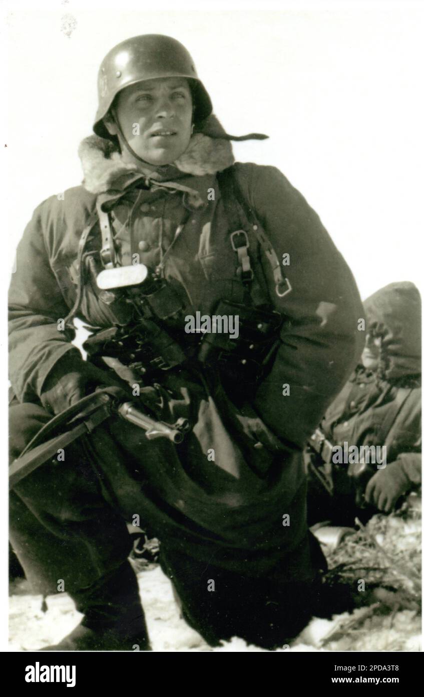 Photo B&W de la Seconde Guerre mondiale Soldat allemand dans une parka d'hiver 1943 . Les hommes sont membres du Leibstandarte SS pendant la bataille de Charkov Banque D'Images