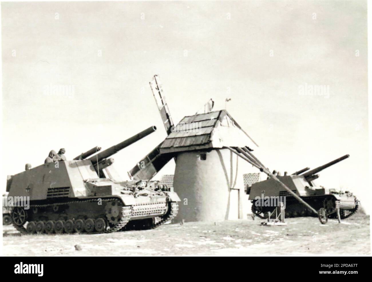 Photo B&W de la Seconde Guerre mondiale deux pièces d'artillerie autopropulsées par Hummel allemandes 15cm se préparent à tirer sur le Front russe 1944 Banque D'Images