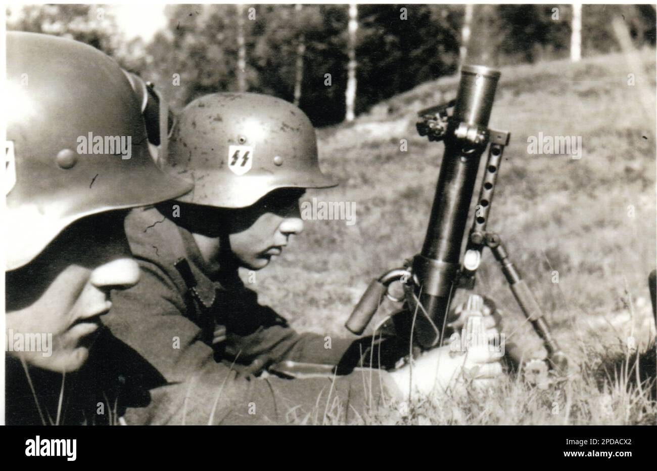 Photo de la Seconde Guerre mondiale des soldats allemands de l'unité Waffen SS sur un Mortar de 5cm en 1941 Banque D'Images