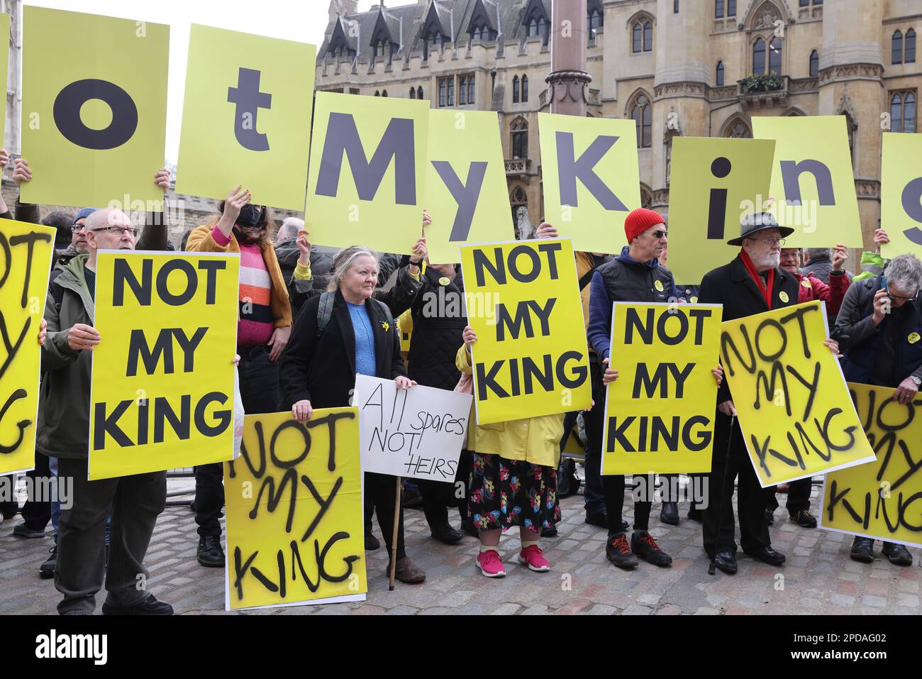 Des manifestants anti-monarchie à l'extérieur de l'abbaye de Westminster avant l'arrivée de la royauté pour le Commonwealth Service, à Londres, au Royaume-Uni Banque D'Images