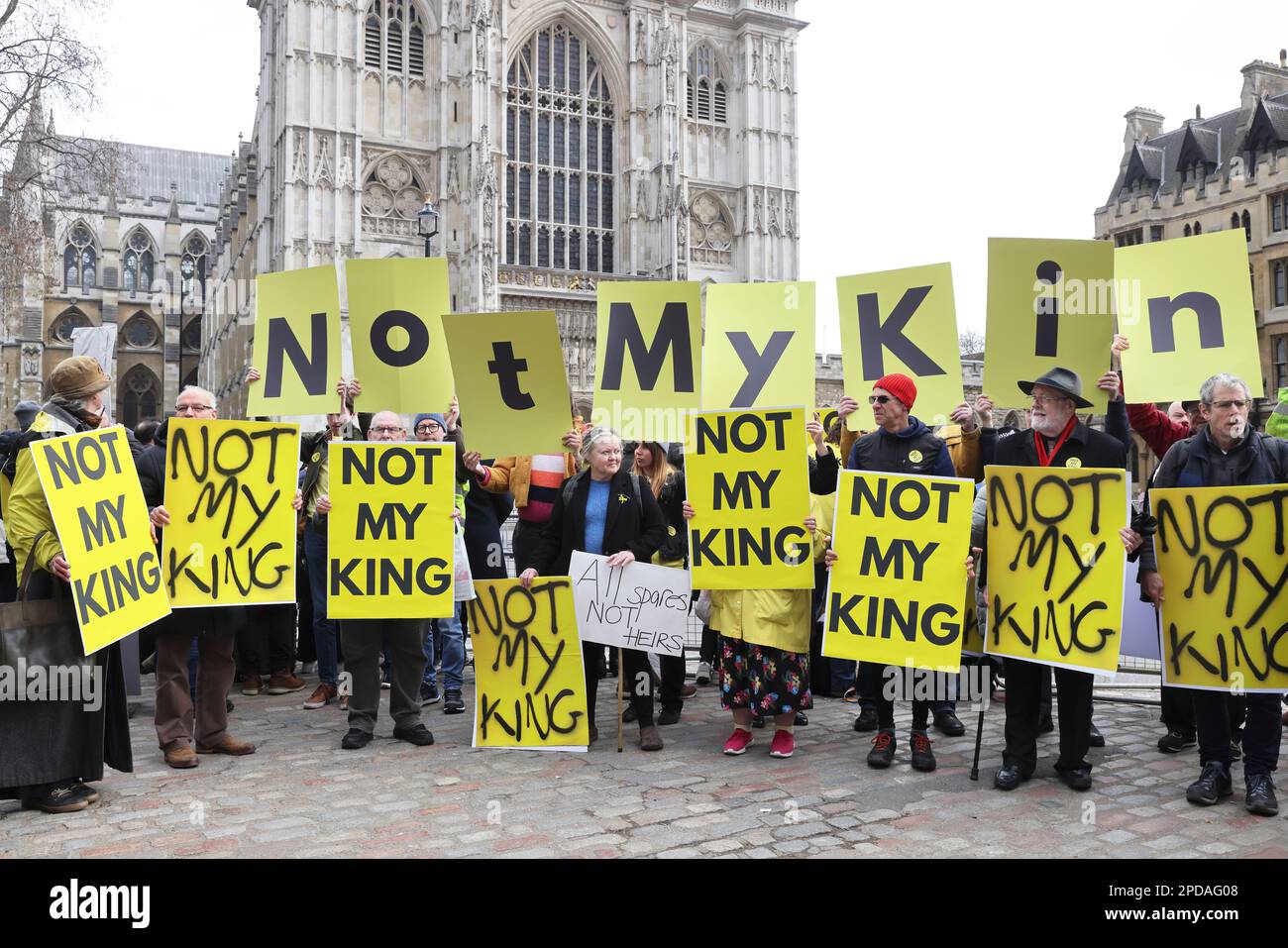 Des manifestants anti-monarchie à l'extérieur de l'abbaye de Westminster avant l'arrivée de la royauté pour le Commonwealth Service, à Londres, au Royaume-Uni Banque D'Images