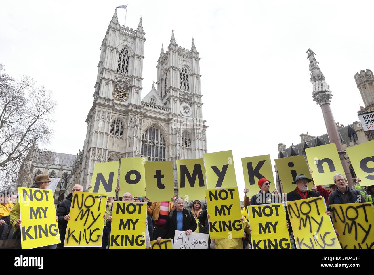 Des manifestants anti-monarchie à l'extérieur de l'abbaye de Westminster avant l'arrivée de la royauté pour le Commonwealth Service, à Londres, au Royaume-Uni Banque D'Images