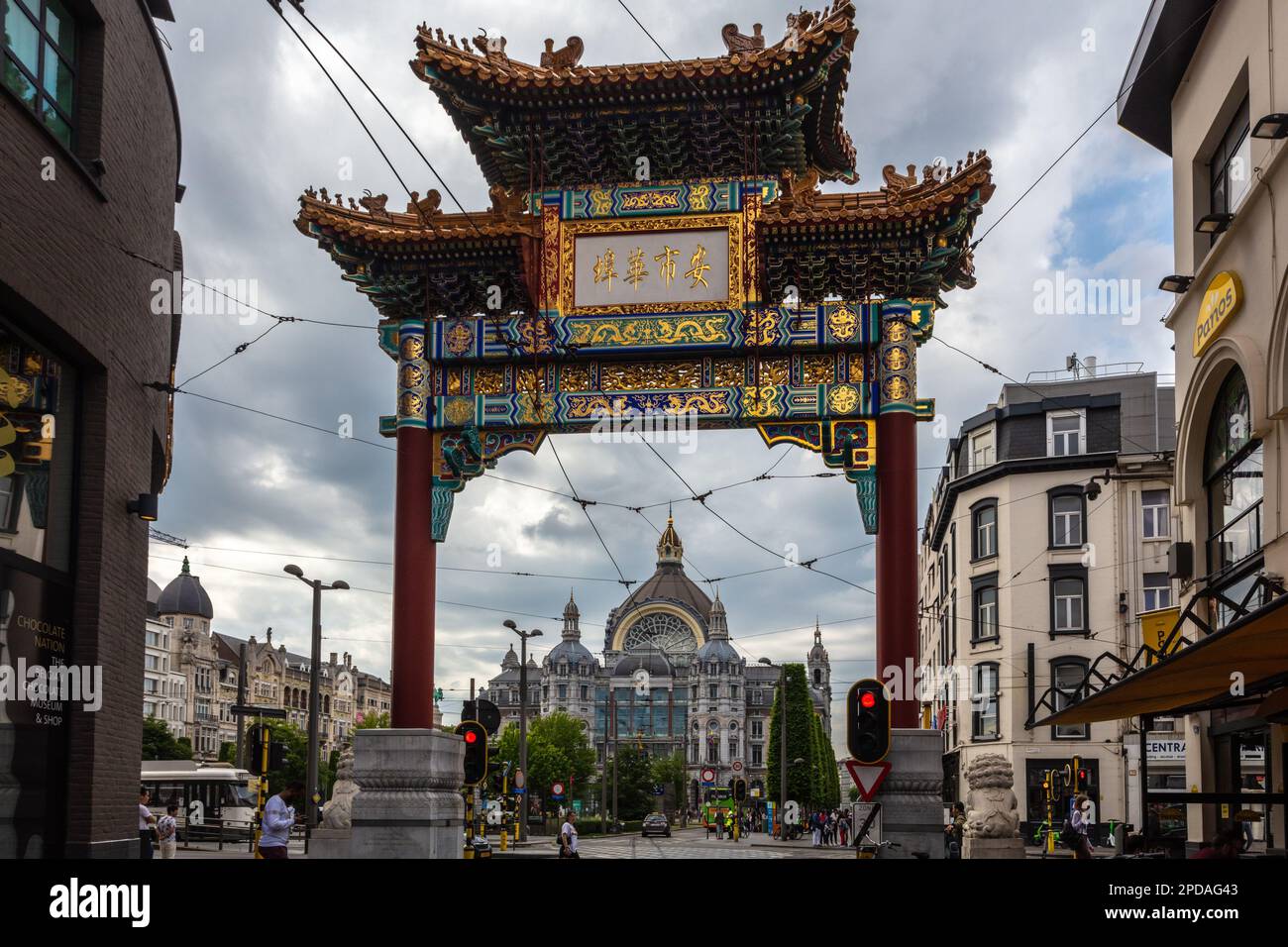 Porte de Chinatown à Anvers avec la gare centrale en arrière-plan. Belgique. Banque D'Images