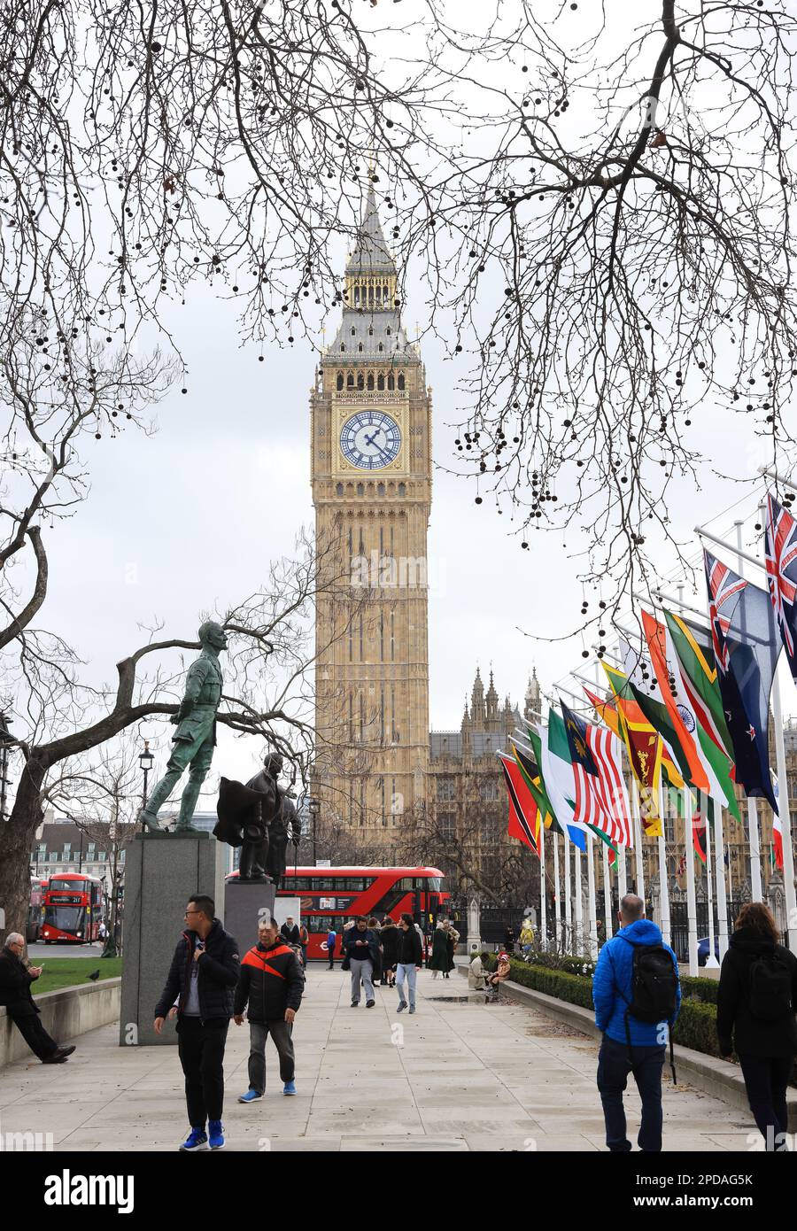 Drapeaux sur tous les drapeaux du Commonwealth sur le jardin de la place du Parlement à l'13 mars 2023 du jour du Commonwealth, dans le centre de Londres, au Royaume-Uni Banque D'Images