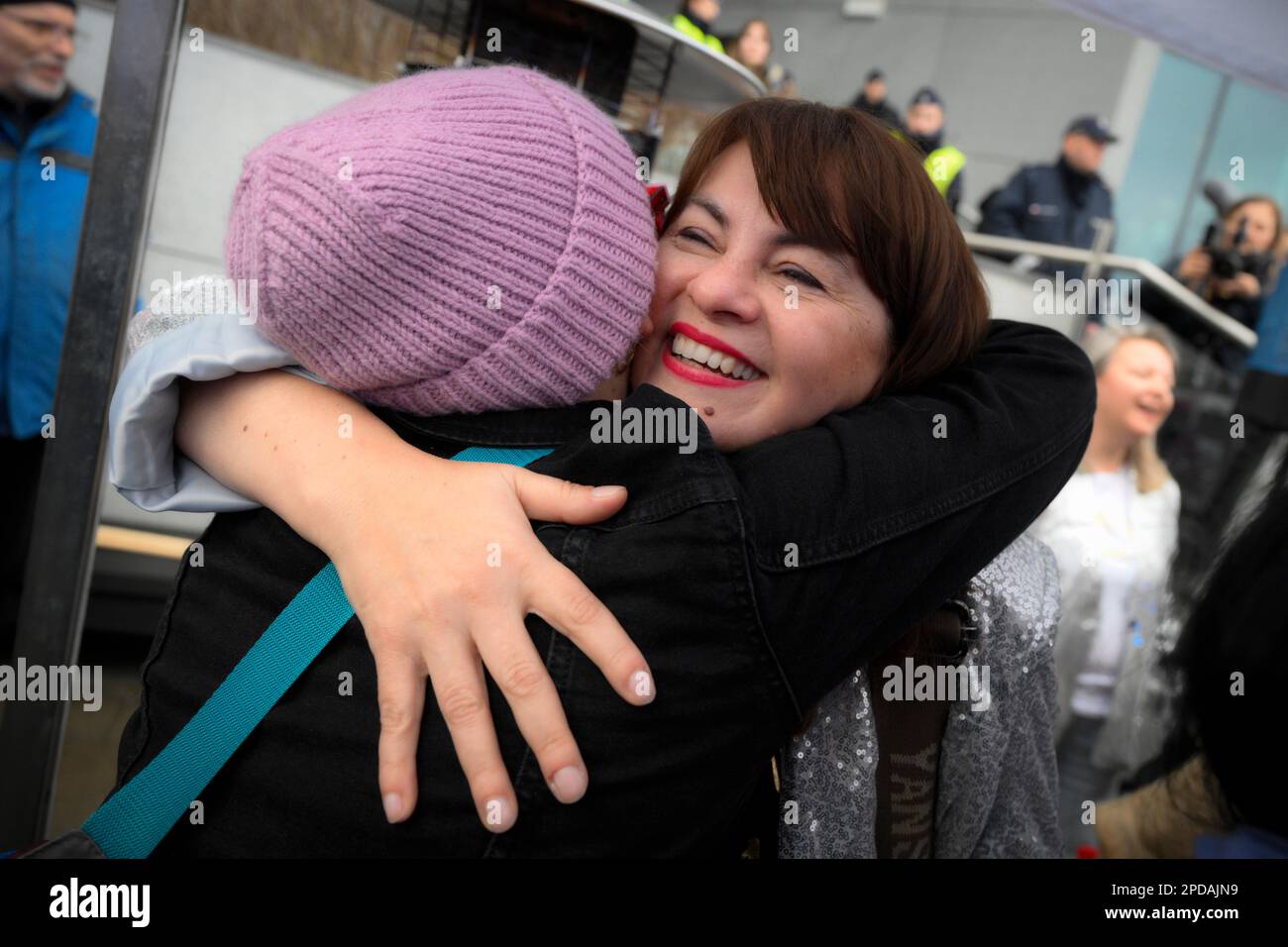 Un supporter hadre Jusyna Wydrzynska (r) le 14 mars 2023. Wydrzynska est accusée d'aider à l'avortement en aidant à donner accès à des pilules à une femme qui cherche à mettre fin à sa grossesse. Wydrzynska est condamné à trois ans de prison. La Pologne a certaines des lois les plus strictes en matière d'avortement. Les avortements sont illégaux dans presque tous les cas sauf les plus graves, comme le risque de décès de la mère. Dans la pratique, cependant, la loi a entraîné beaucoup de confusion avec les médecins refusant d'abandonner même dans les cas où la vie de la mère était en jeu entraînant de multiples cas de mort dans l'ap seulement Banque D'Images
