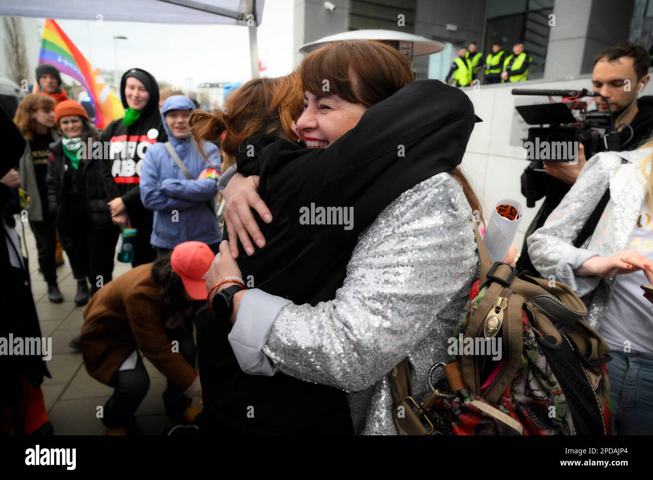 Un supporter hadre Jusyna Wydrzynska (r) le 14 mars 2023. Wydrzynska est accusée d'aider à l'avortement en aidant à donner accès à des pilules à une femme qui cherche à mettre fin à sa grossesse. Wydrzynska est condamné à trois ans de prison. La Pologne a certaines des lois les plus strictes en matière d'avortement. Les avortements sont illégaux dans presque tous les cas sauf les plus graves, comme le risque de décès de la mère. Dans la pratique, cependant, la loi a entraîné beaucoup de confusion avec les médecins refusant d'abandonner même dans les cas où la vie de la mère était en jeu entraînant de multiples cas de mort dans l'ap seulement Banque D'Images