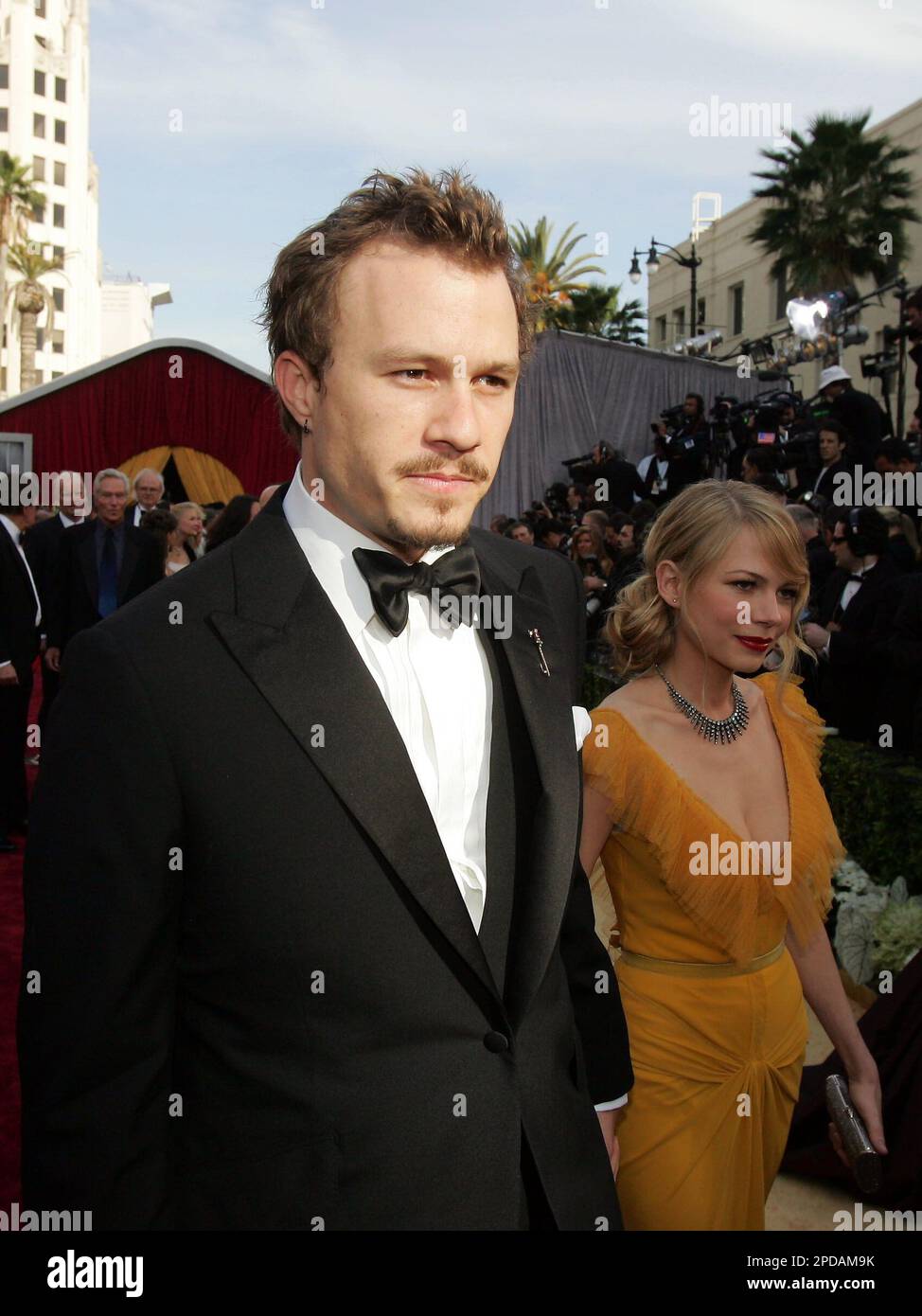 Australian actor Heath Ledger, nominated for an Oscar for best actor in a leading role for his work in "Brokeback Mountain," and actress Michelle Williams, a nominee for best supporting actress for the same film, arrive for the 78th Academy Awards Sunday, March 5, 2006, in Los Angeles. (AP Photo/Chris Carlson) Banque D'Images