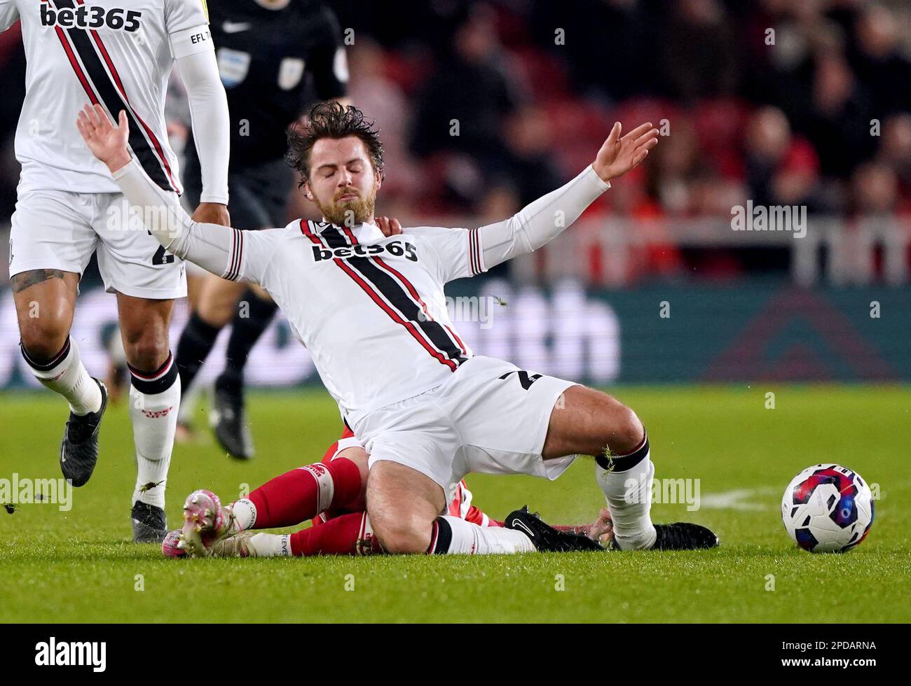 Le Ben Pearson de Stoke City est attaqué par Hayden Hackney de Middlesbrough lors du match du championnat Sky Bet au stade Riverside, à Middlesbrough. Date de la photo: Mardi 14 mars 2023. Banque D'Images