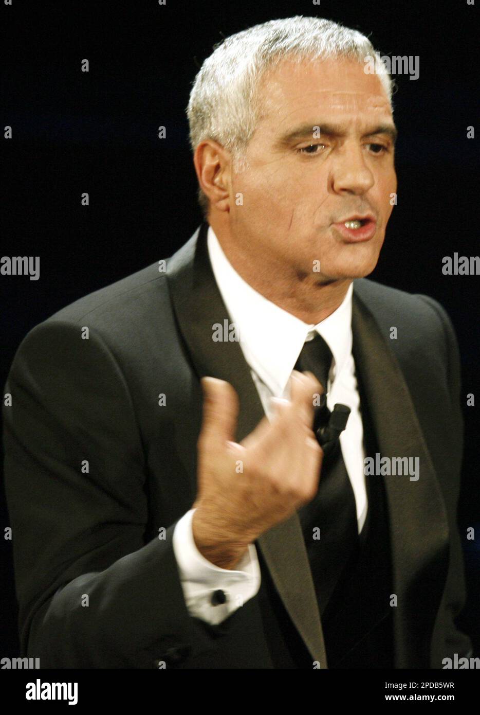 Giorgio Panariello performs during the second night of the "Festival di Sanremo" Italian songs contest, in San Remo, Italy, Tuesday, Feb.28, 2006. (AP Photo/Luca Bruno) Banque D'Images