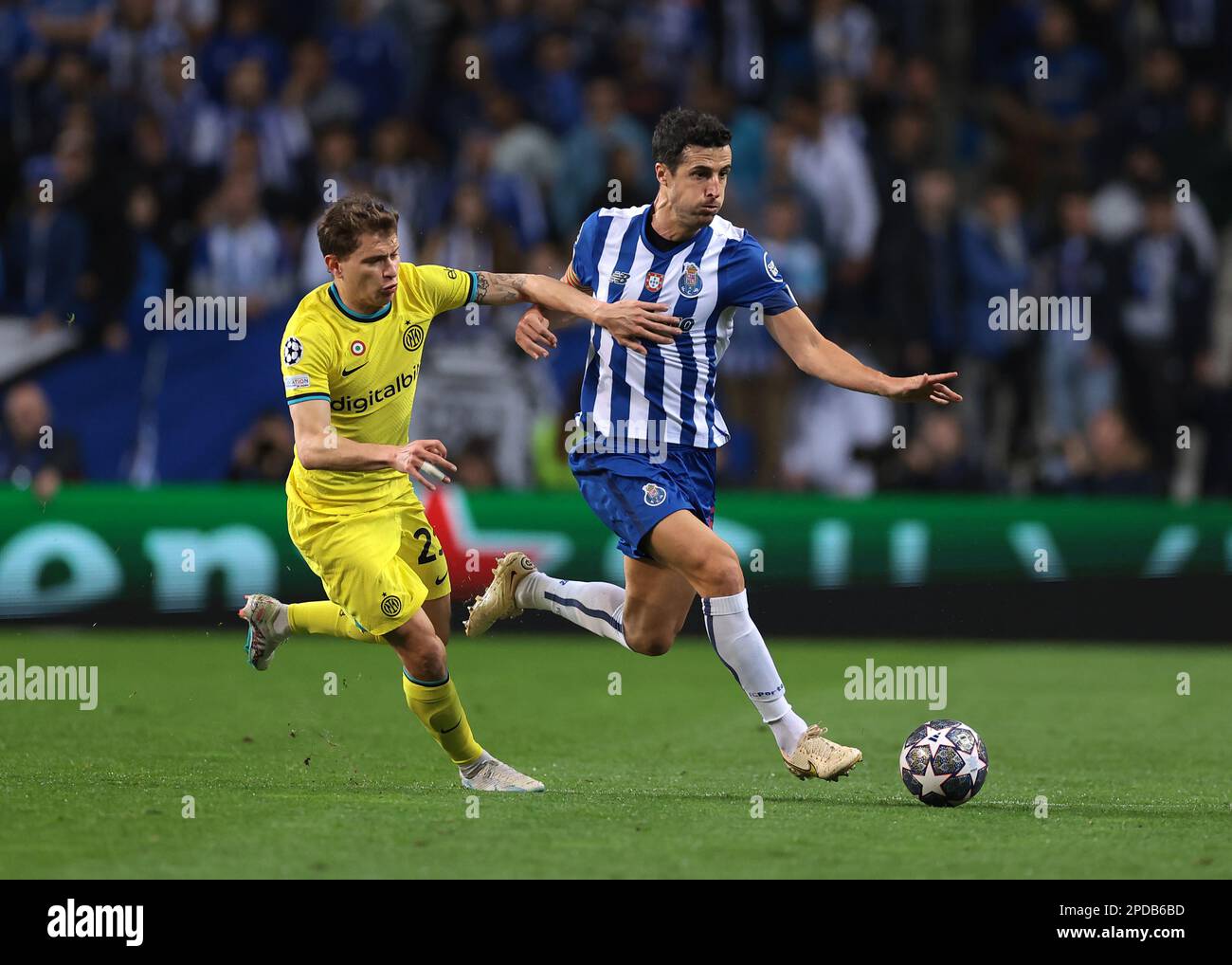 Porto, Portugal. 14th mars 2023. Nicolo Barella du FC Internazionale défenses avec Ivan Marcano du FC Porto lors du match de la Ligue des champions de l'UEFA à l'Estadio do Dragao, Porto. Crédit photo à lire: Jonathan Moscrop/Sportimage crédit: Sportimage/Alay Live News Banque D'Images