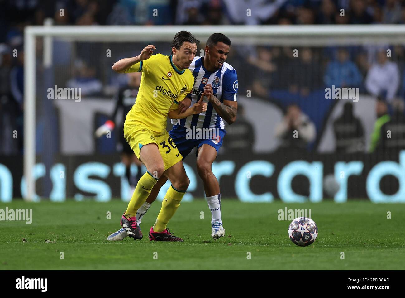 Porto, Portugal. 14th mars 2023. Matteo Darmian du FC Internazionale est en conflit avec Galeno du FC Porto lors du match de la Ligue des champions de l'UEFA à l'Estadio do Dragao, Porto. Crédit photo à lire: Jonathan Moscrop/Sportimage crédit: Sportimage/Alay Live News Banque D'Images