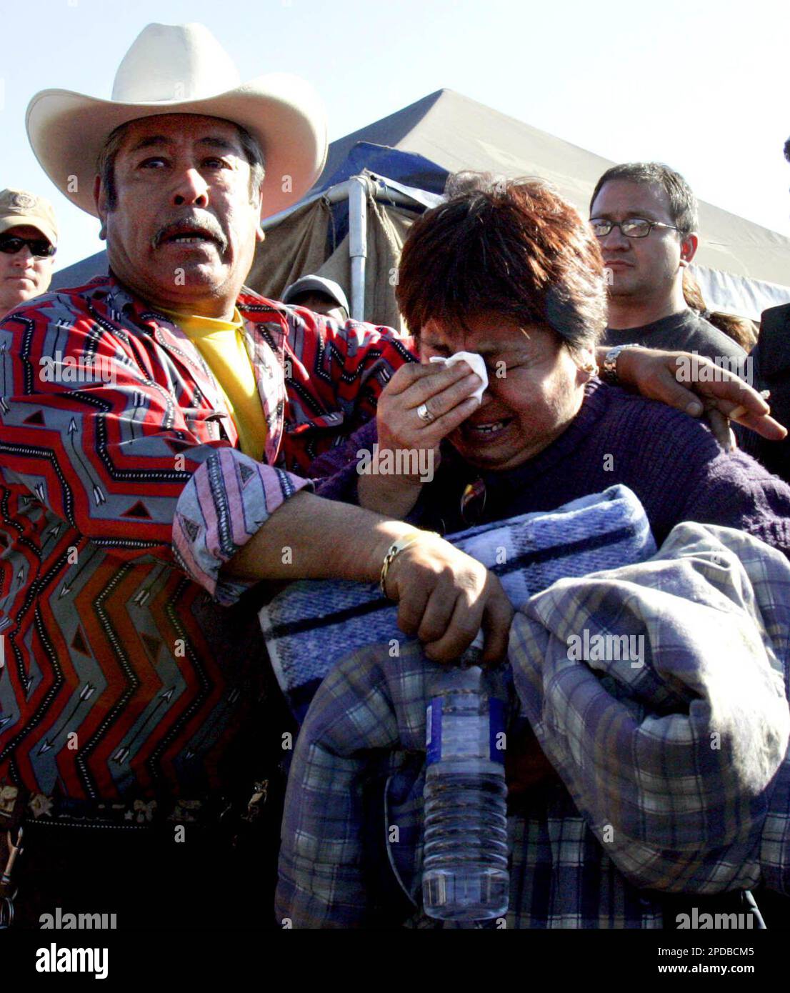 Relatives of miners trapped in the Pasta de Conchos mine react as they leave the mine after being told that no miners survived the explosion in San Juan de Sabinas, Mexico, Saturday, Feb. 25, 2006. Mine officials privately informed families that there was no possibility of finding survivors. (AP Photo/LM Otero) Banque D'Images