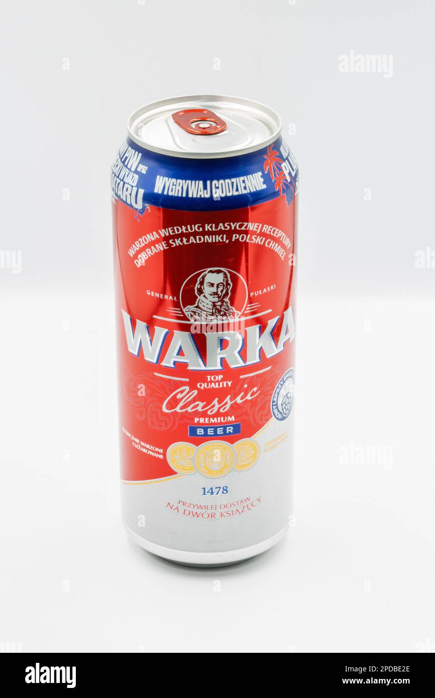 Kiev, Ukraine - 01 juin 2022: Studio Shoot of Warka bière lager polonaise classique peut se gros plan contre le blanc. La bière Warka a été produite à Warka, Polan Banque D'Images