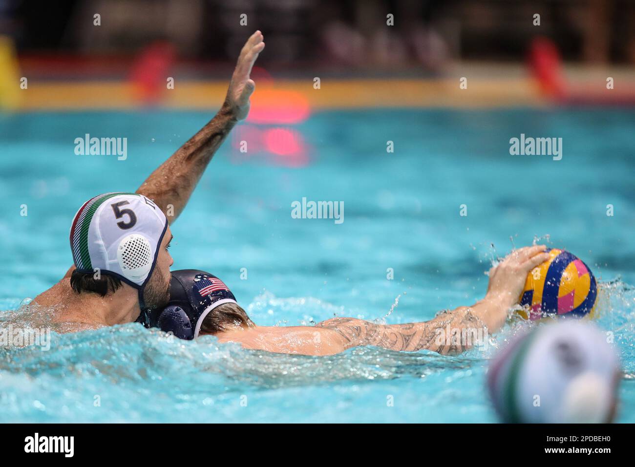 ZAGREB, CROATIE - MARS 14: Hannes Daube des Etats-Unis en action contre Andrea Fondelli d'Italie lors du match de la coupe du monde de polo d'eau pour hommes entre l'Italie et les Etats-Unis sur 14 mars 2023 à Mladost Sports Park Pool à Zagreb, Croatie. Photo: Matija Habljak/PIXSELL Banque D'Images