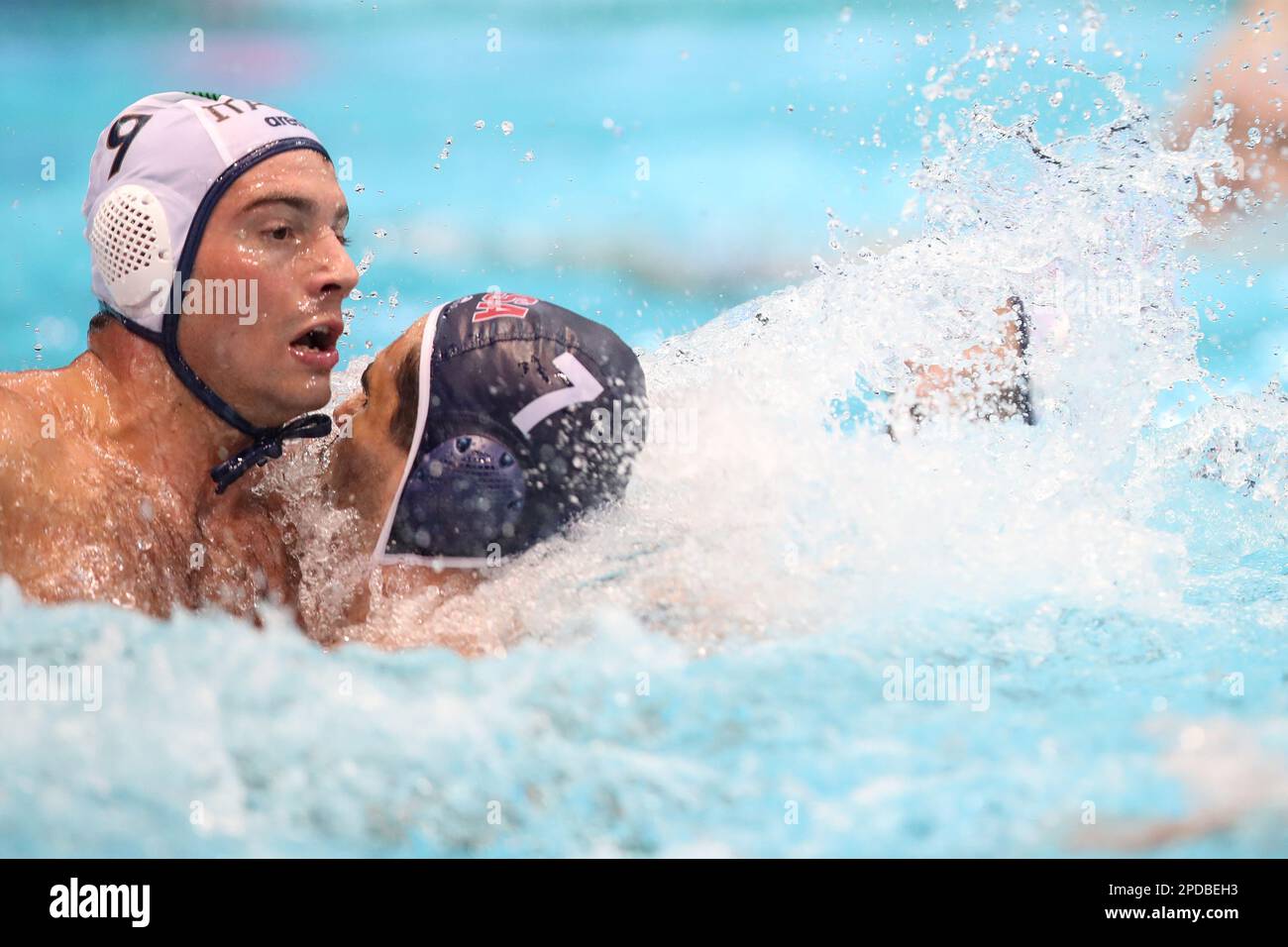 ZAGREB, CROATIE - MARS 14: Nicholas Presciutti d'Italie et Ben Hallock des Etats-Unis en action pendant le match de la coupe du monde de polo d'eau pour hommes entre l'Italie et les Etats-Unis sur 14 mars 2023 à Mladost Sports Park Pool à Zagreb, Croatie. Photo: Matija Habljak/PIXSELL Banque D'Images