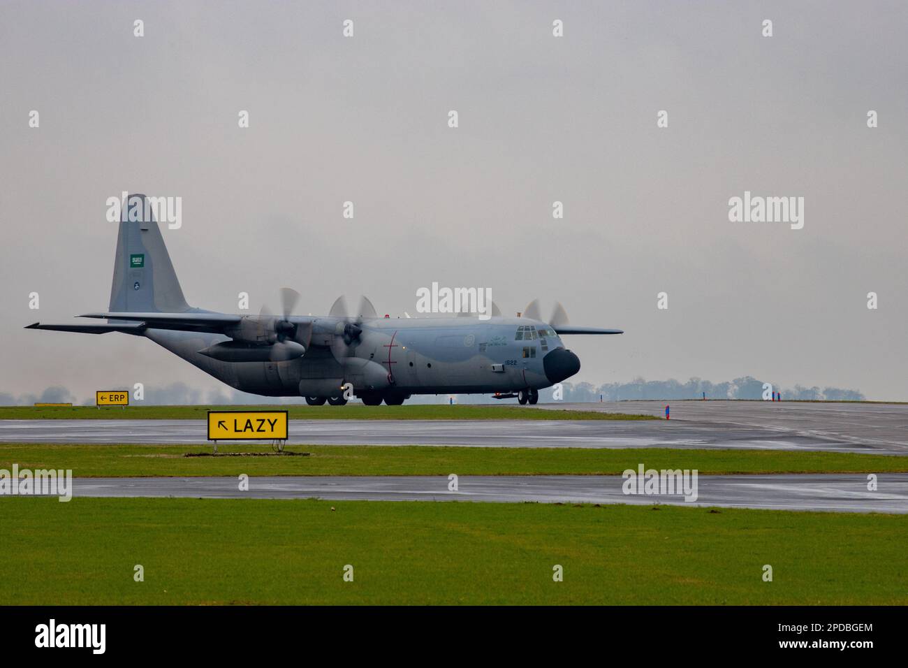 Royal Saudi Air Force Hercules au sol de la RAF Waddington pendant l'exercice Cobra Warrior 2023. Banque D'Images