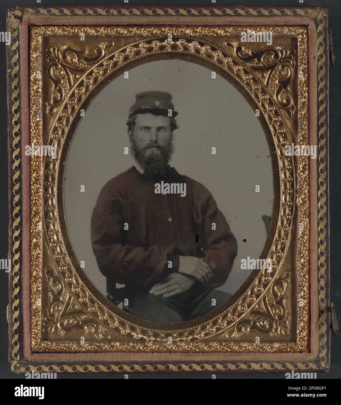 Soldat non identifié en uniforme confédéré avec chemise rouge et képi. Liljenquist Family Collection of civil War Photographs , NewsetLilj02, pp/liljconfed. Etats confédérés d'Amérique, Armée, peuple, 1860-1870, soldats, Confederate, 1860-1870, uniformes militaires, Confederate, 1860-1870, États-Unis, Histoire, Guerre civile, 1861-1865, personnel militaire, Confédéré. Banque D'Images