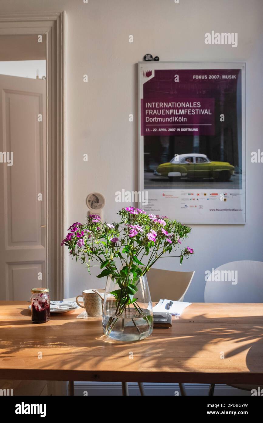 Table confortable avec fleurs dans un ancien appartement Banque D'Images