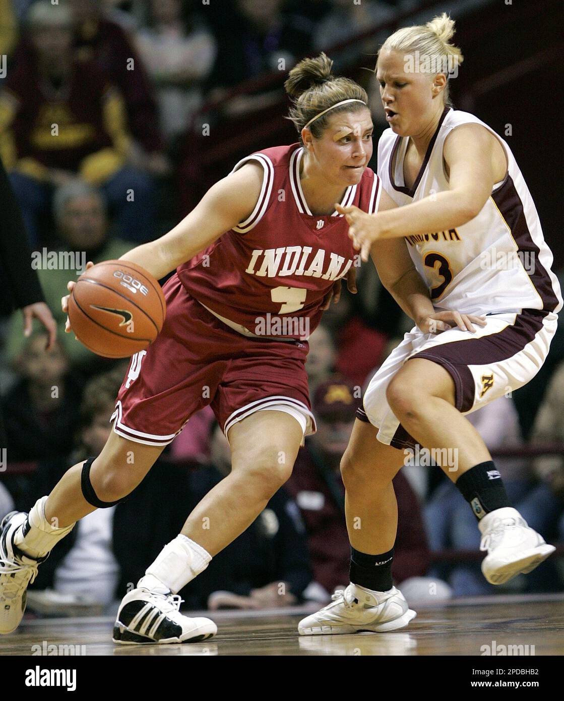 Indiana guard Nikki Smith, left, drives against Minnesota guard Kelly Roysland, right, during the first half of a college basketball game in Minneapolis, Thursday, Feb. 23, 2006. Despite Smith's team-high 18 points, Minnesota beat Indiana, 65-58. (AP Photo/Ann Heisenfelt) Banque D'Images