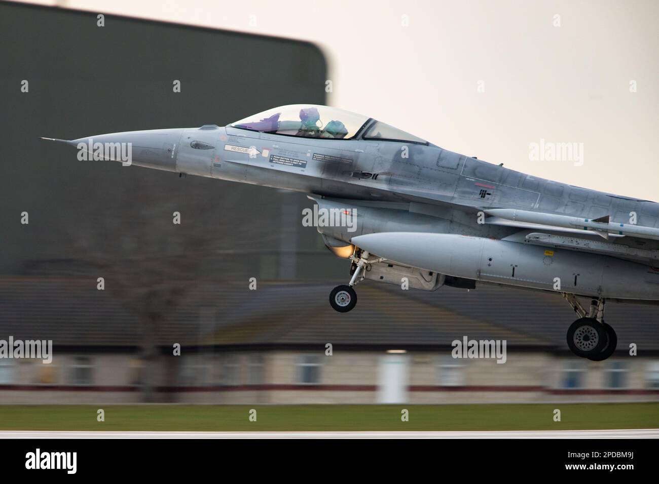 Atterrissage de la Force aérienne belge F-16 après une sortie lors de l'exercice Cobra Warrior 2023 à la RAF Waddington. Banque D'Images